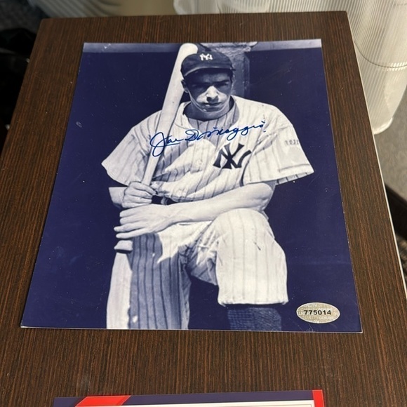 Joe DiMaggio New York Yankees Signed 8 x 10 photo - Picture 1 of 1